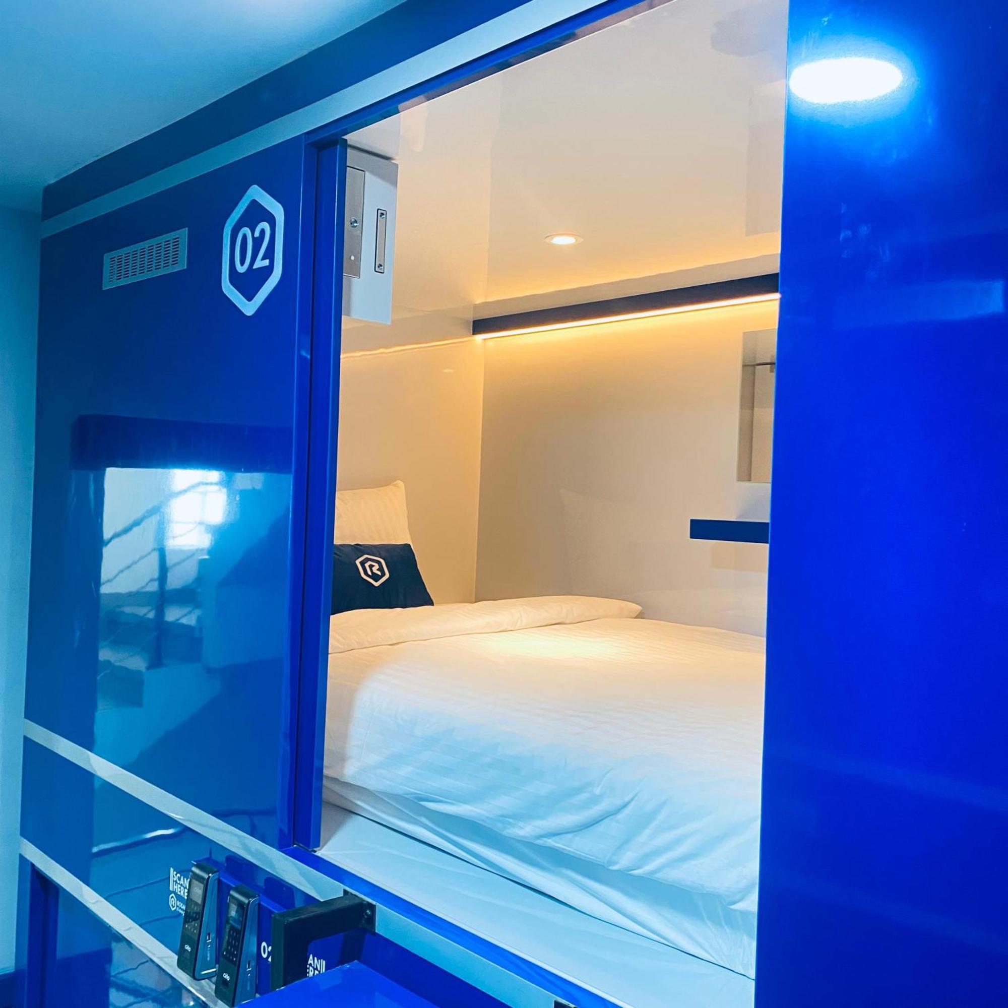 Готель Rosalyne Sleepbox Malioboro 3 Джок'якарта Екстер'єр фото