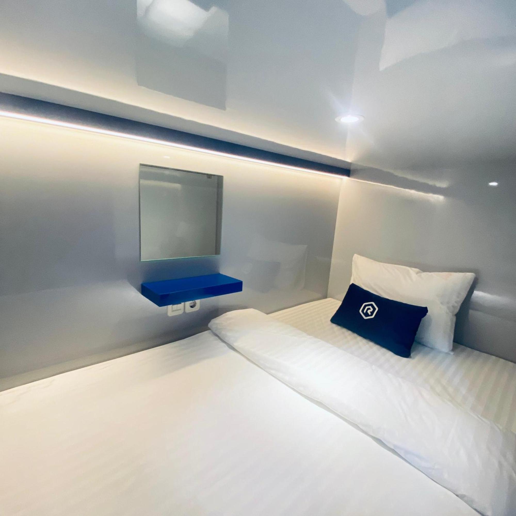 Готель Rosalyne Sleepbox Malioboro 3 Джок'якарта Екстер'єр фото