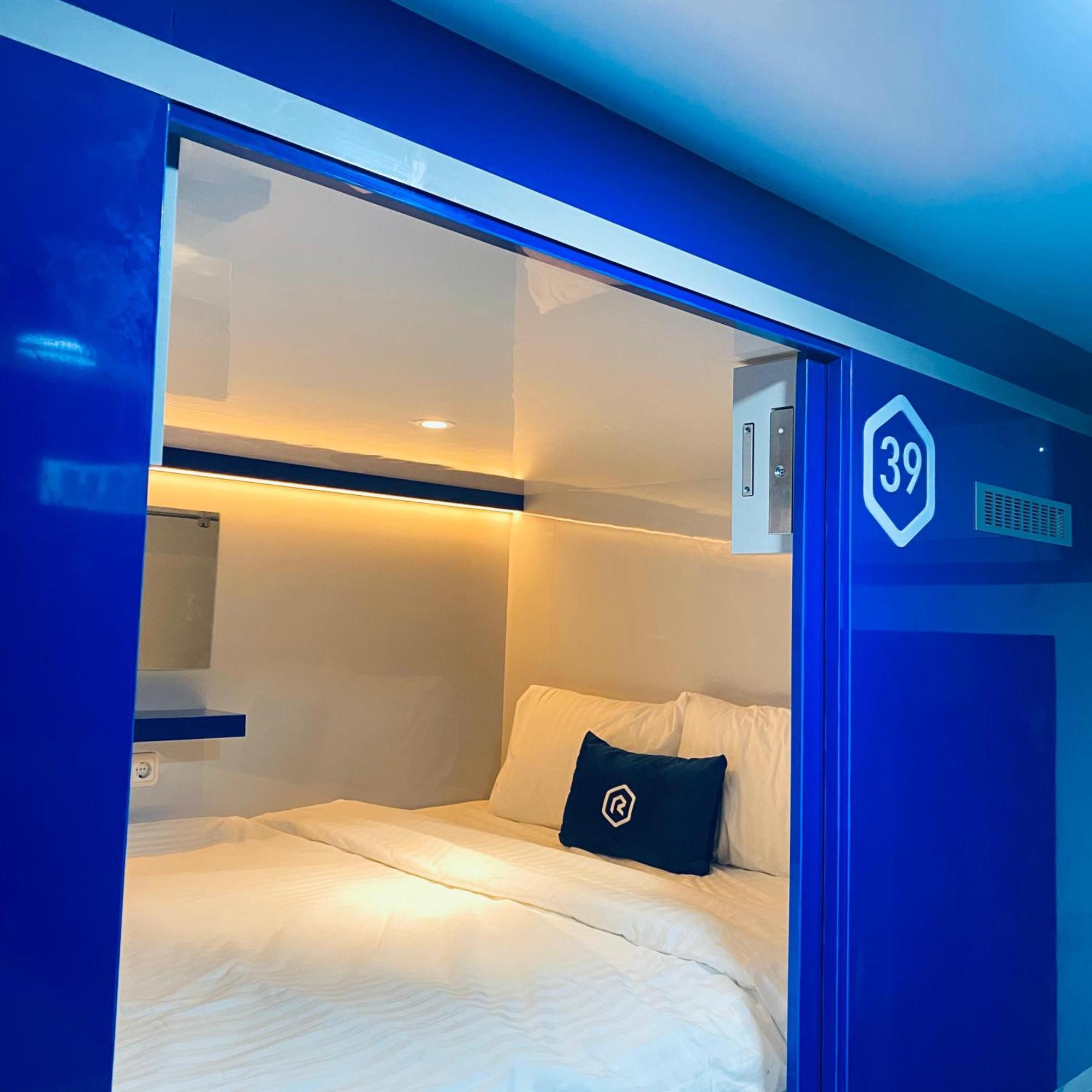 Готель Rosalyne Sleepbox Malioboro 3 Джок'якарта Екстер'єр фото