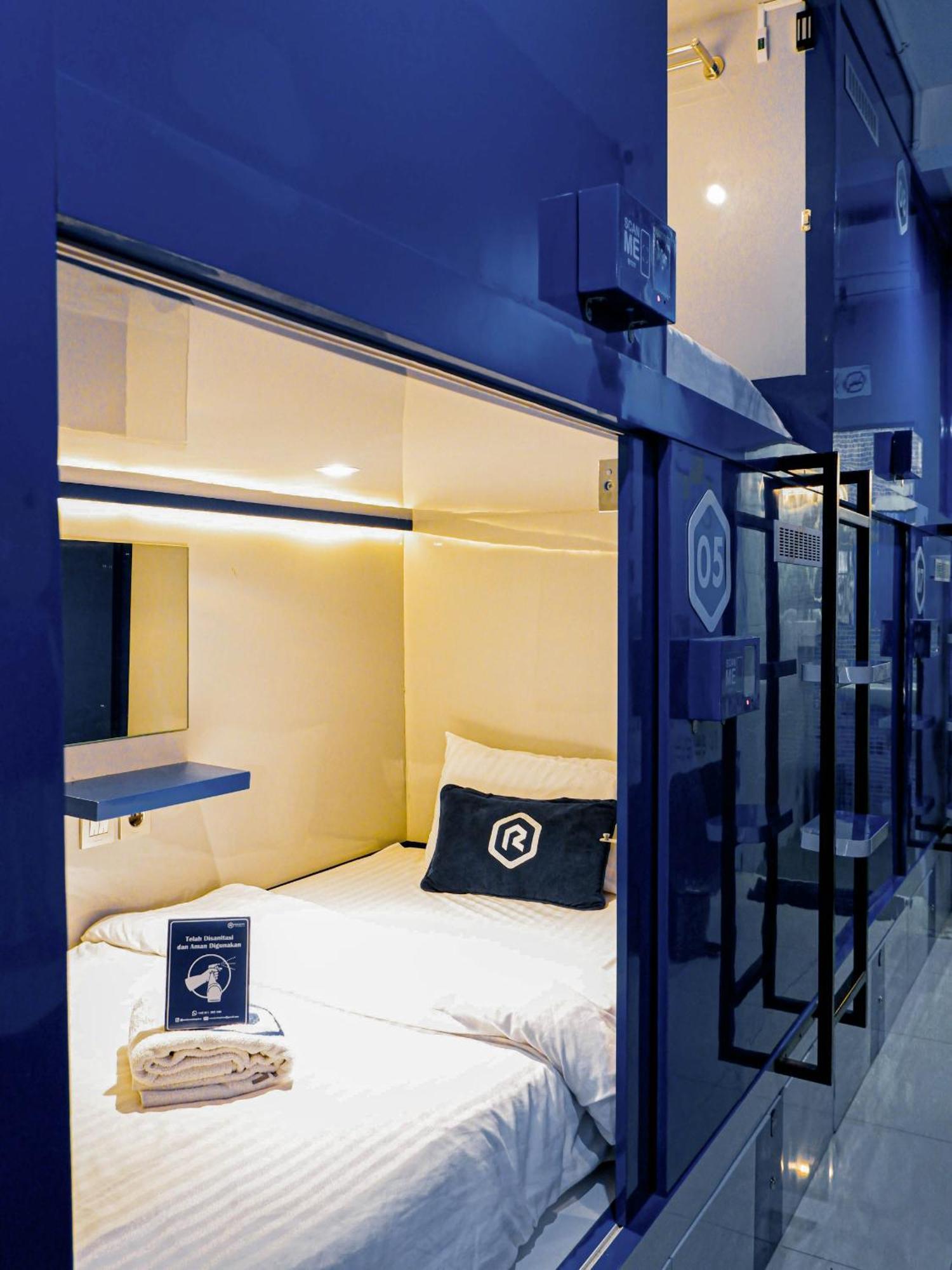 Готель Rosalyne Sleepbox Malioboro 3 Джок'якарта Екстер'єр фото