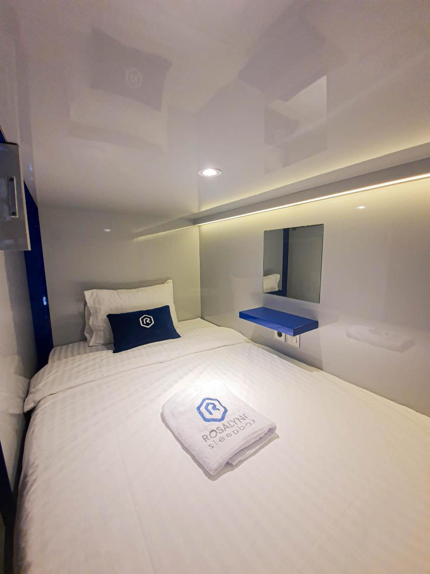 Готель Rosalyne Sleepbox Malioboro 3 Джок'якарта Екстер'єр фото