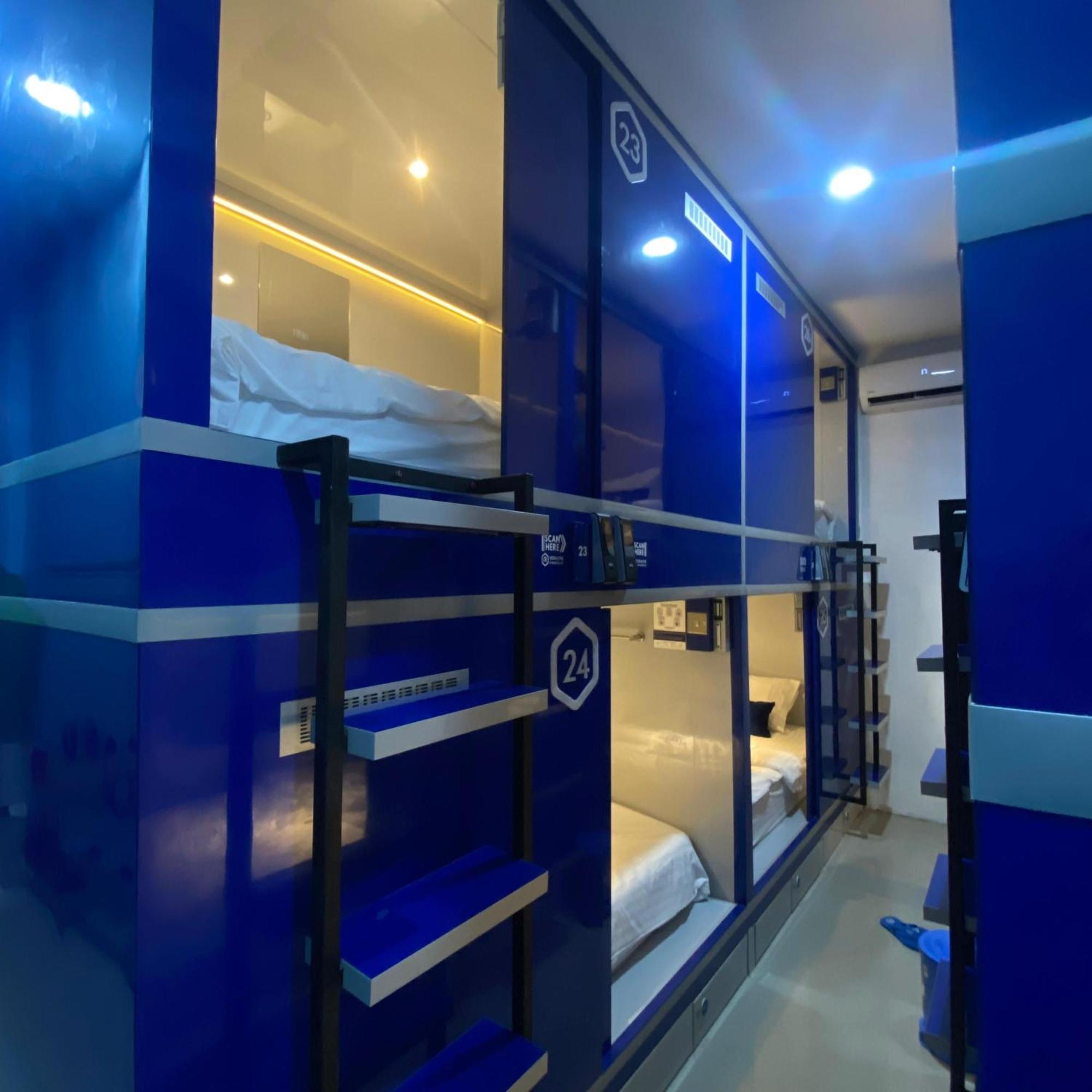 Готель Rosalyne Sleepbox Malioboro 3 Джок'якарта Екстер'єр фото