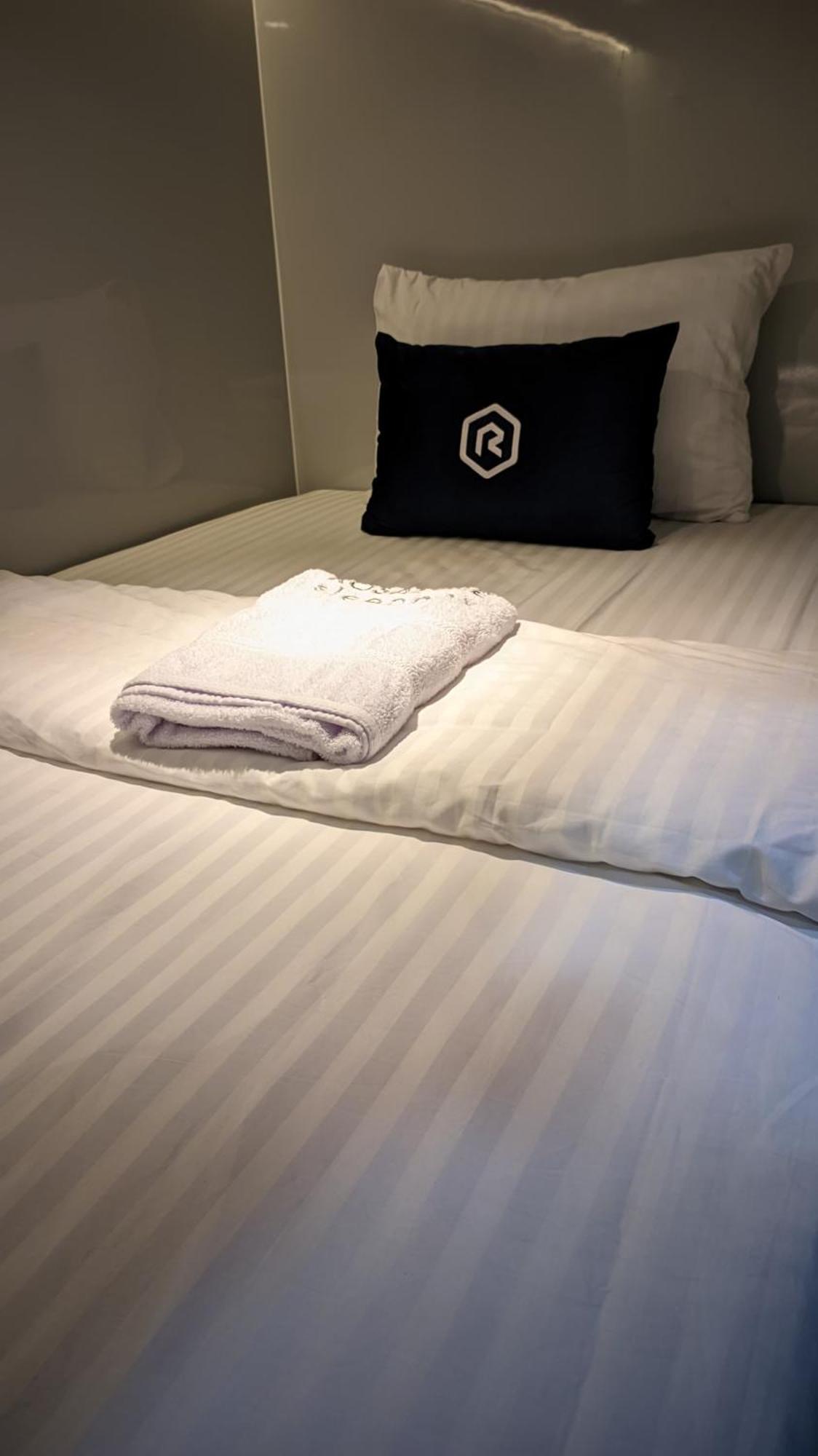 Готель Rosalyne Sleepbox Malioboro 3 Джок'якарта Екстер'єр фото