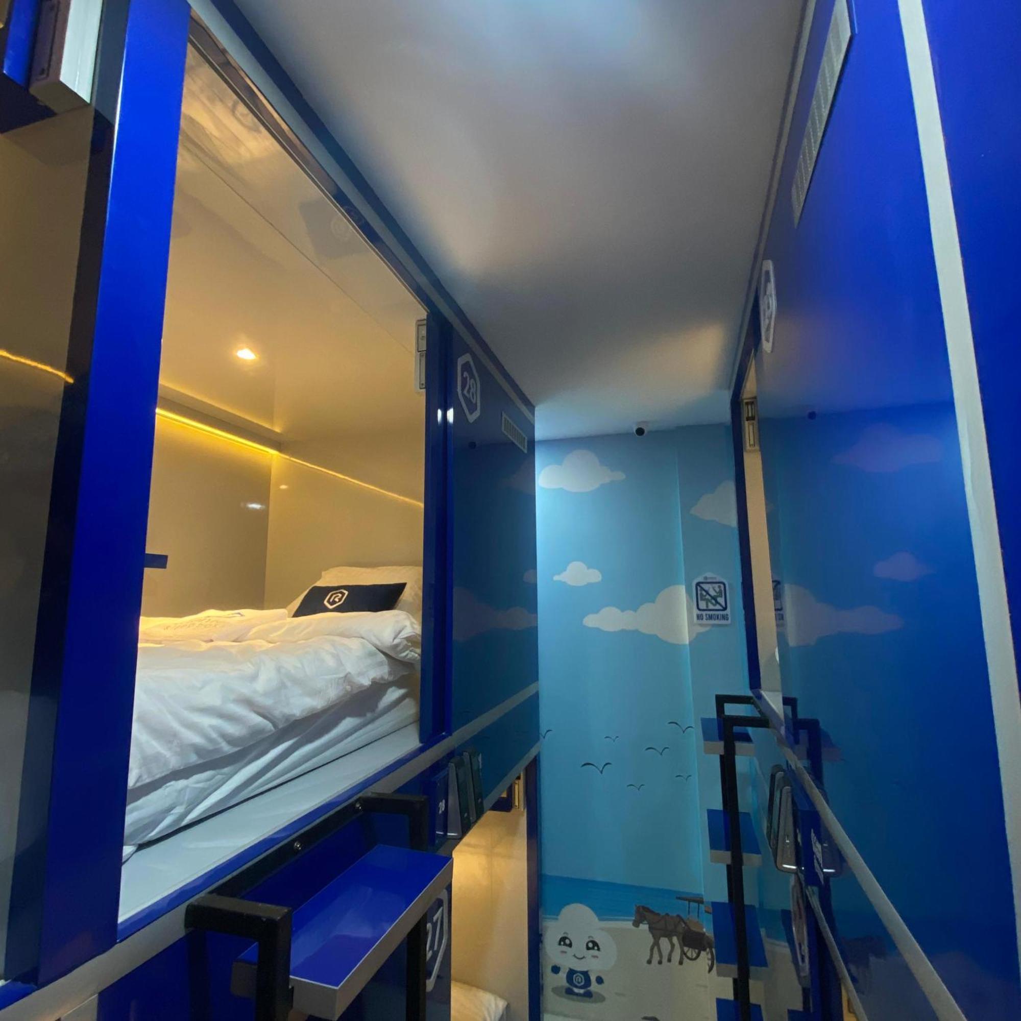 Готель Rosalyne Sleepbox Malioboro 3 Джок'якарта Екстер'єр фото