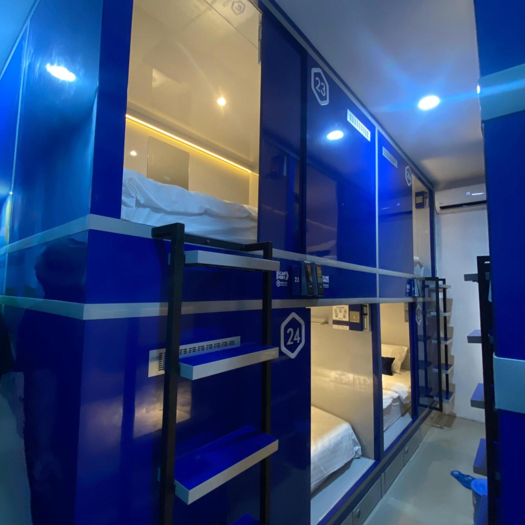 Готель Rosalyne Sleepbox Malioboro 3 Джок'якарта Екстер'єр фото