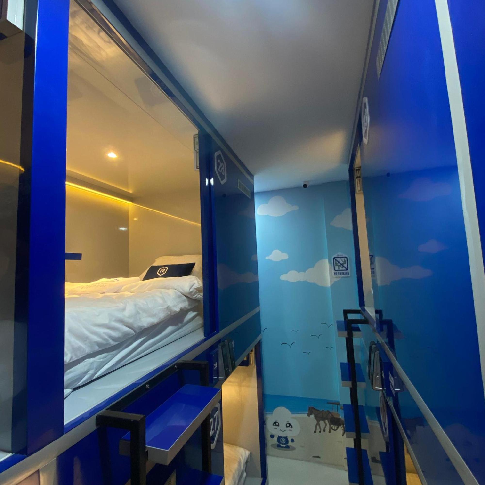 Готель Rosalyne Sleepbox Malioboro 3 Джок'якарта Екстер'єр фото