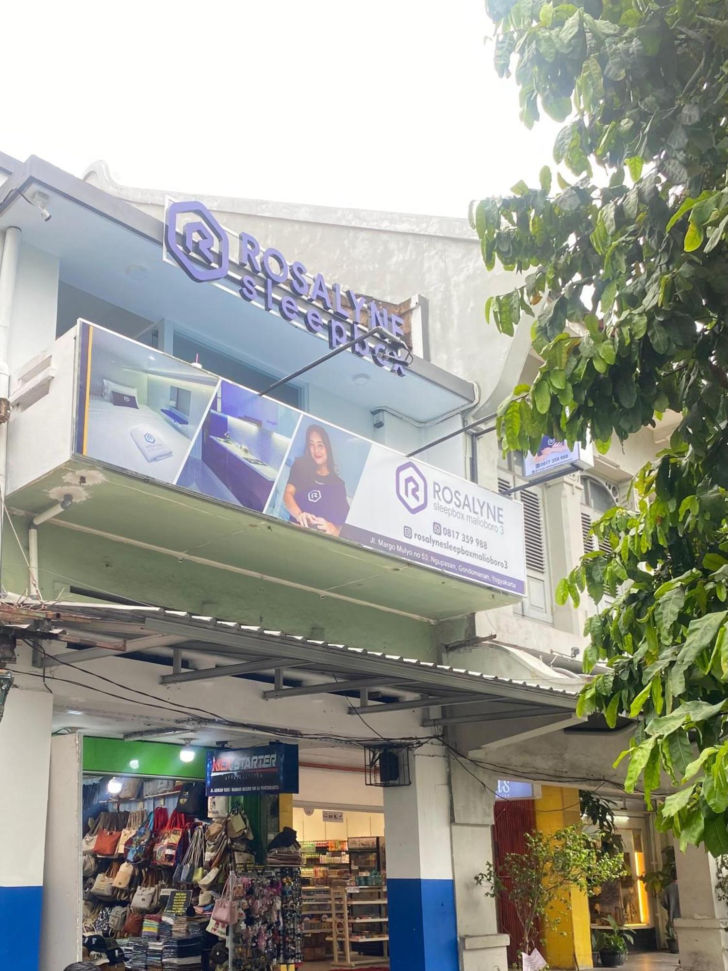 Готель Rosalyne Sleepbox Malioboro 3 Джок'якарта Екстер'єр фото